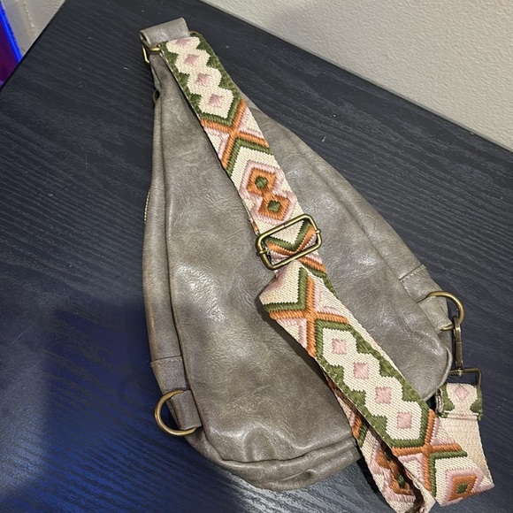 Stylish Gray Women's Bag with Patterned Strap - Picture 3 of 5